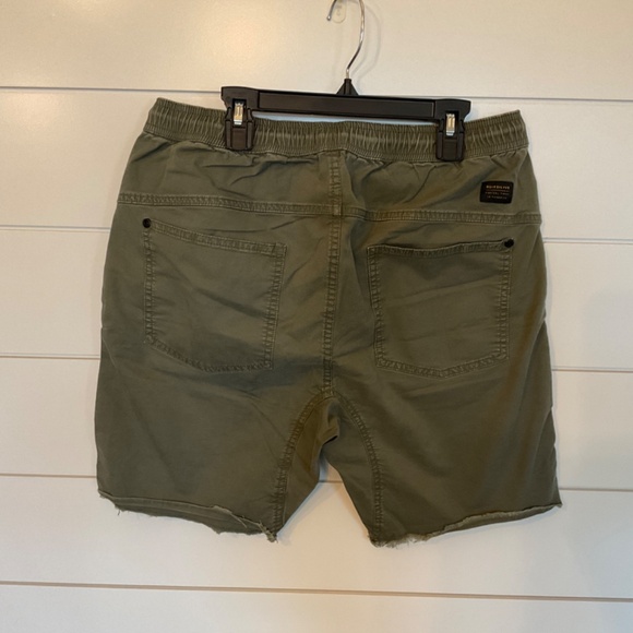 #0200 Men’s Quicksilver draw string Olive green shorts size: medium - Picture 2 of 3